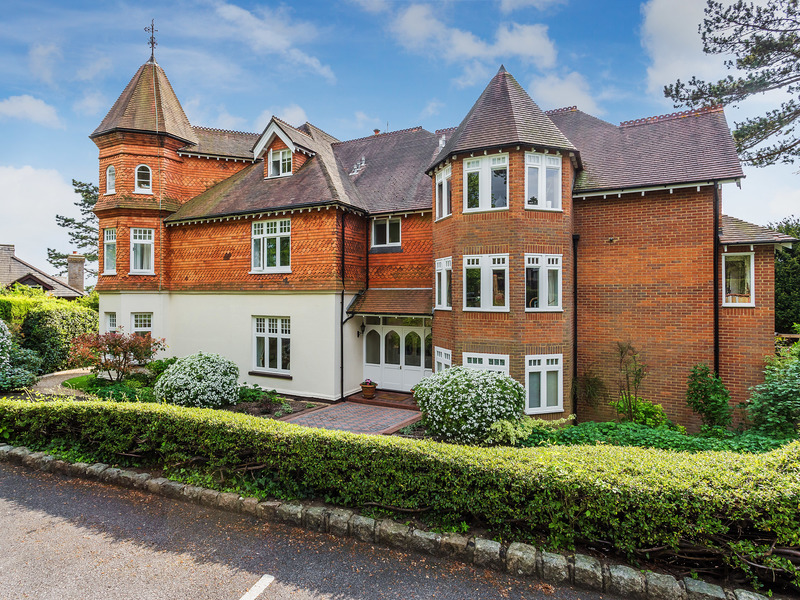 3 Bed Apartment For Sale in Guildford
