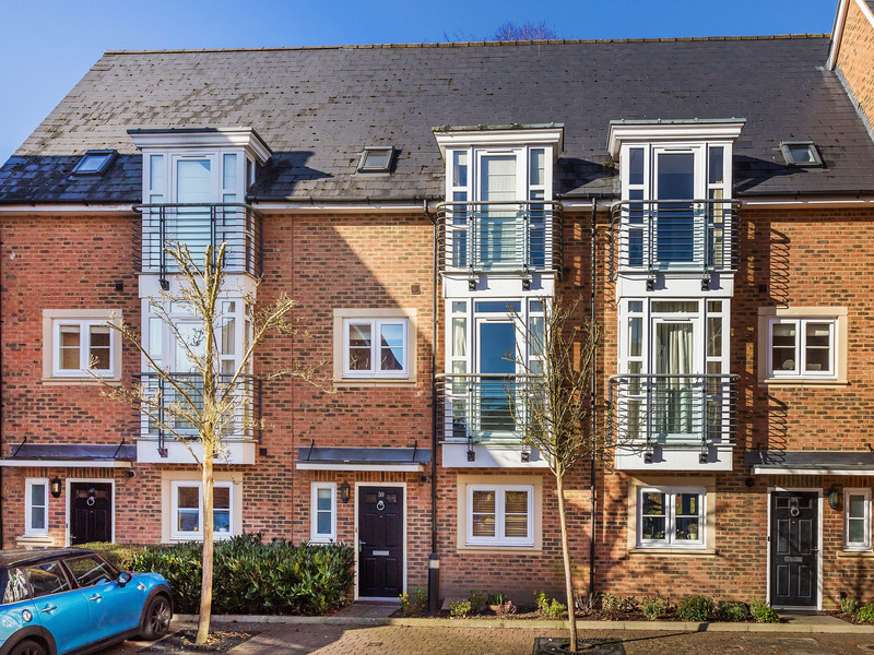 4 bed House - Townhouse For Sale in Redhill, Surrey - 2