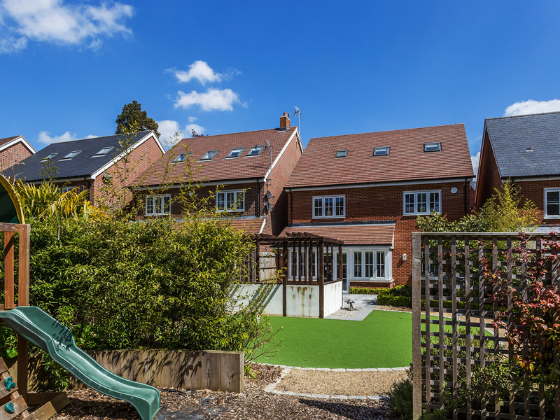 5 Bed House Detached For Sale in Crawley