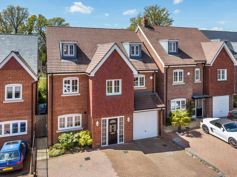 5 Bed House Detached For Sale in Crawley