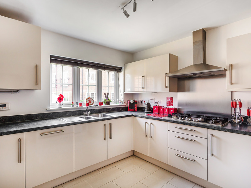 5 bed House - Detached For Sale in Crawley, West Sussex - 3