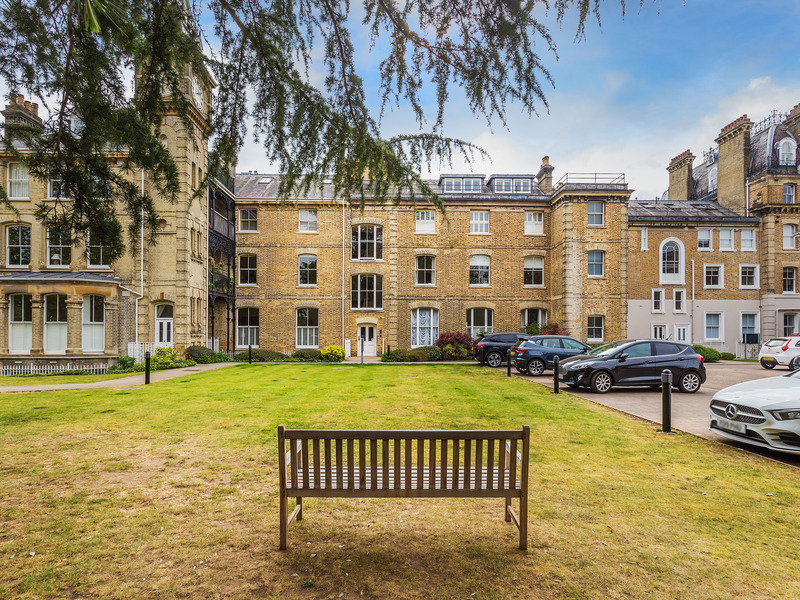 2 Bed Apartment For Sale in Richmond Borough