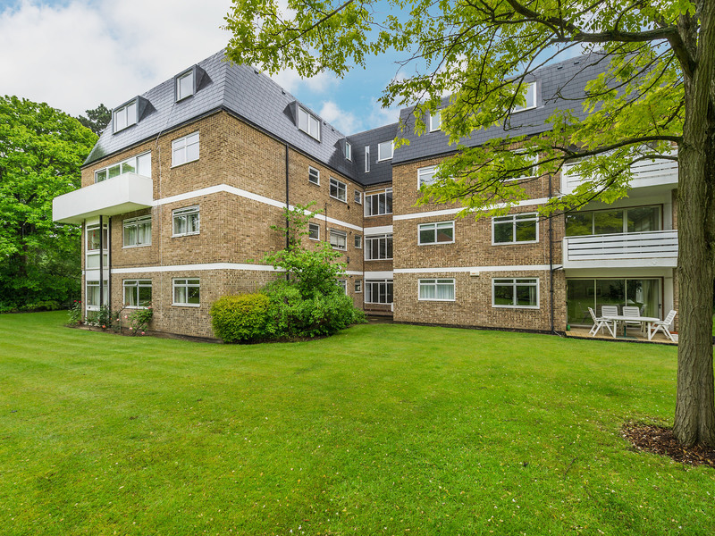 2 Bed Apartment For Sale in Weybridge