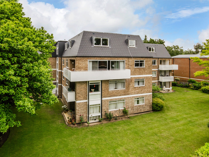 2 Bed Apartment For Sale in Weybridge
