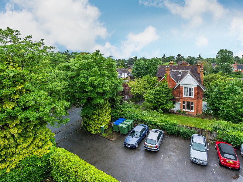 2 Bed Apartment For Sale in Weybridge