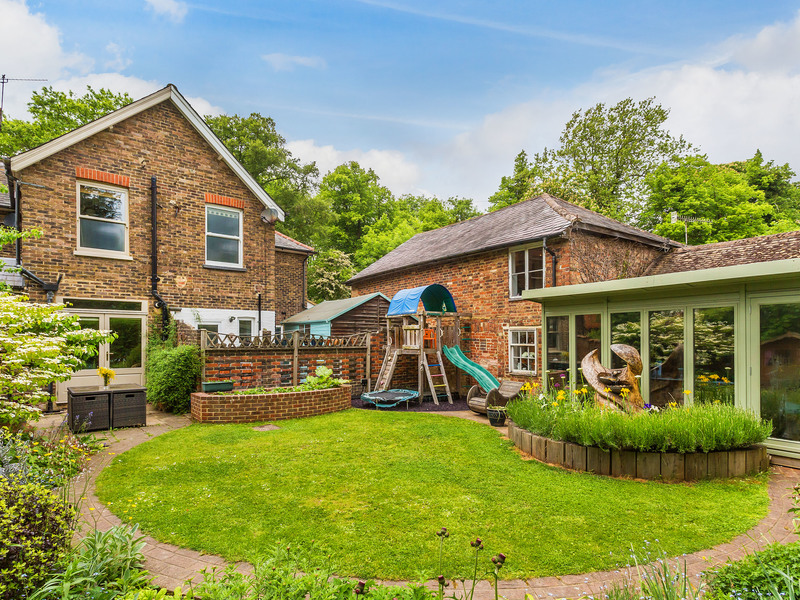 3 Bed Cottage For Sale in Charlwood