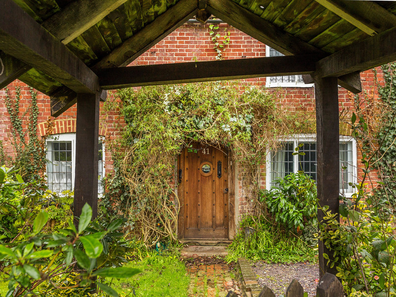 4 bed House - Semi For Sale in Horley, Surrey