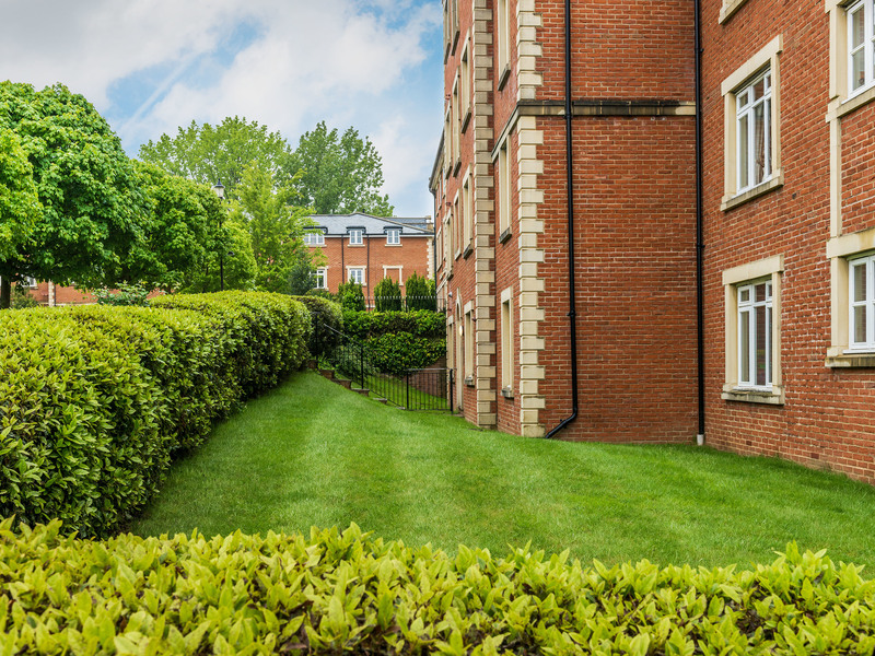 2 bed Apartment For Sale in Redhill, Surrey - 2