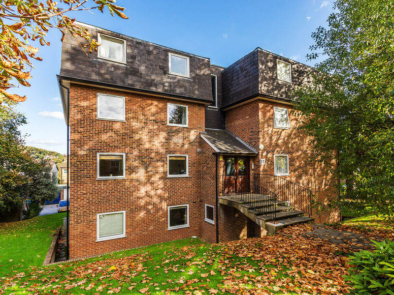2 bed Apartment For Sale in Redhill, Surrey
