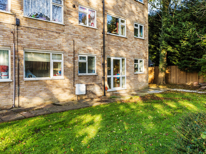 2 bed Apartment For Sale in Redhill, Surrey