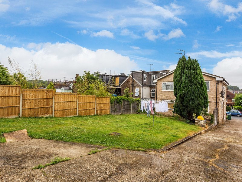 2 bed Apartment For Sale in Redhill, Surrey - 2