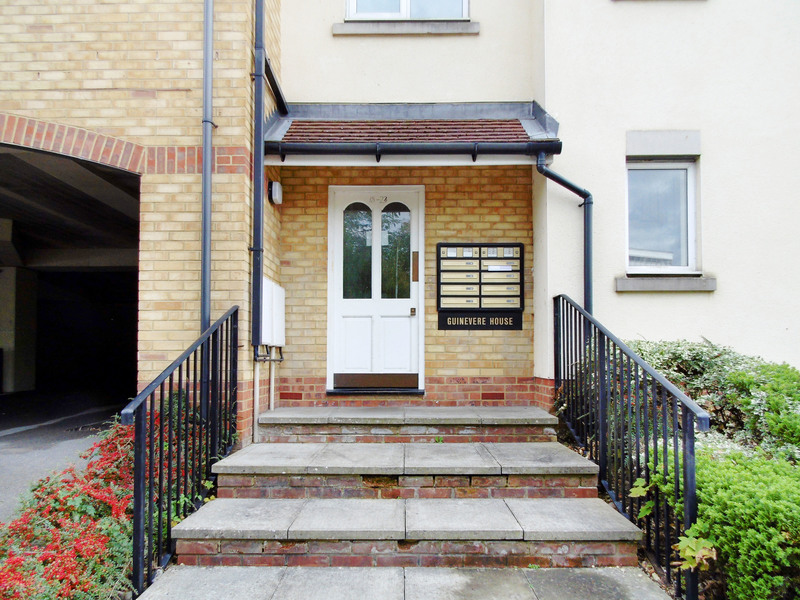 2 bed Apartment For Sale in Redhill, Surrey - 2