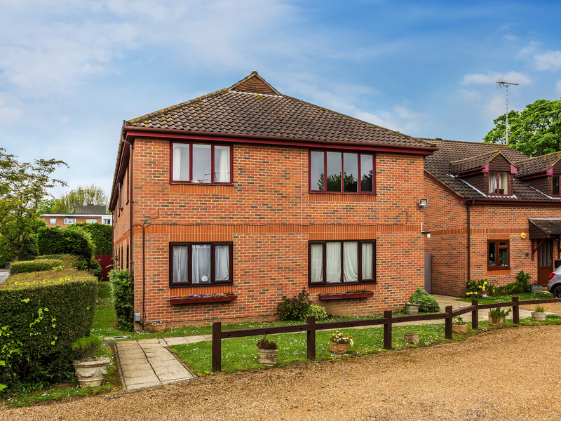 2 bed Apartment For Sale in Crawley, West Sussex