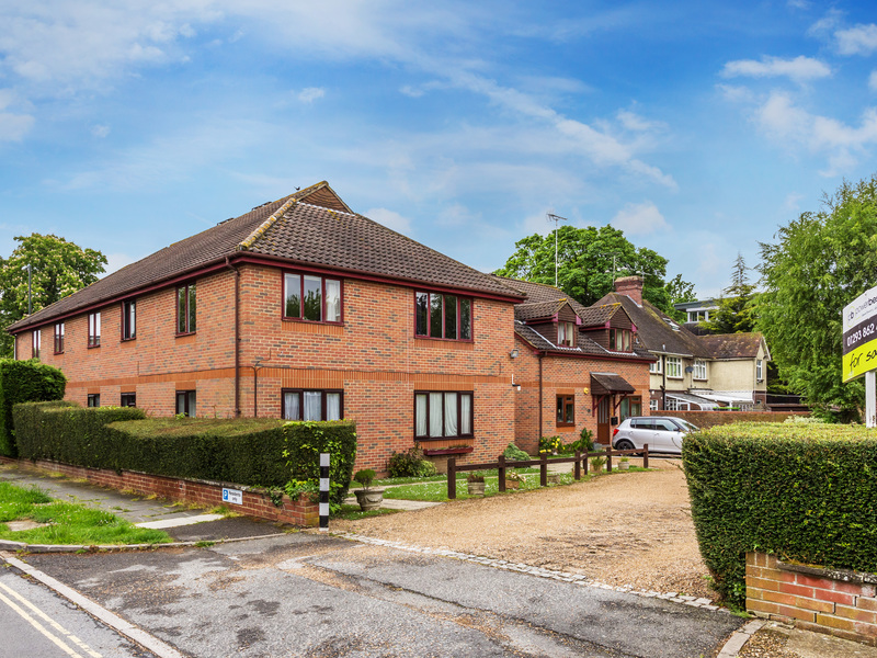 2 bed Apartment For Sale in Crawley, West Sussex - 2