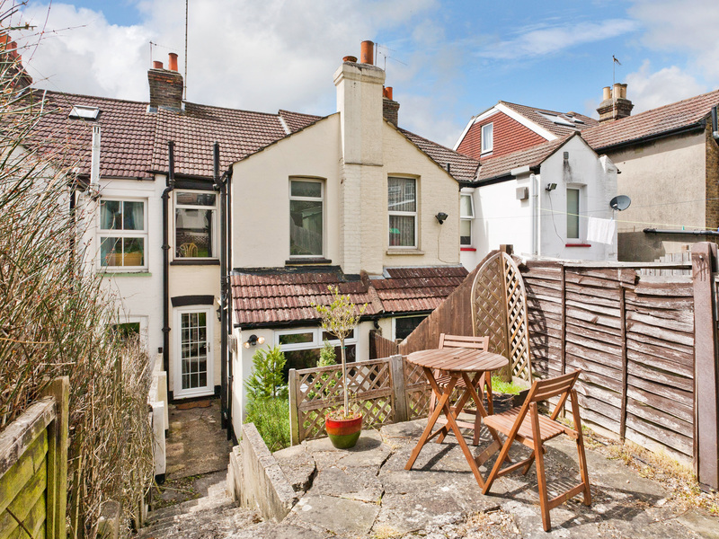 2 bed House - Terrace For Sale in Whyteleafe, Surrey - 2