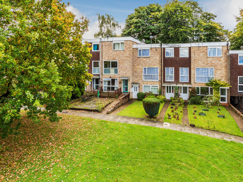 2 bed Apartment For Sale in Crawley, West Sussex