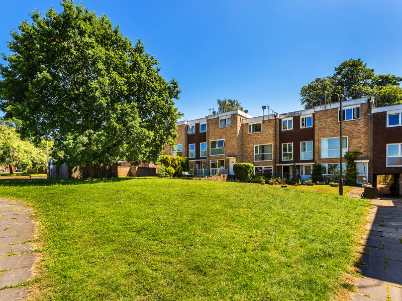 2 bed Apartment For Sale in Crawley, West Sussex - 2