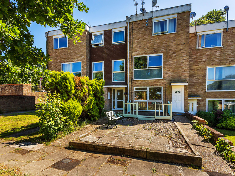 2 bed Apartment For Sale in Crawley, West Sussex