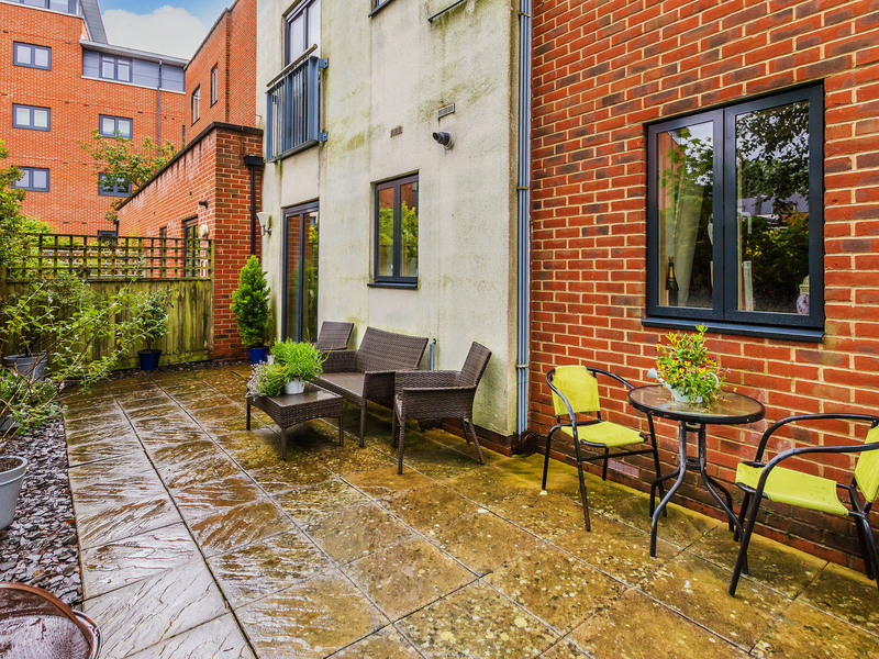 1 bed Apartment For Sale in Horsham, West Sussex - 2