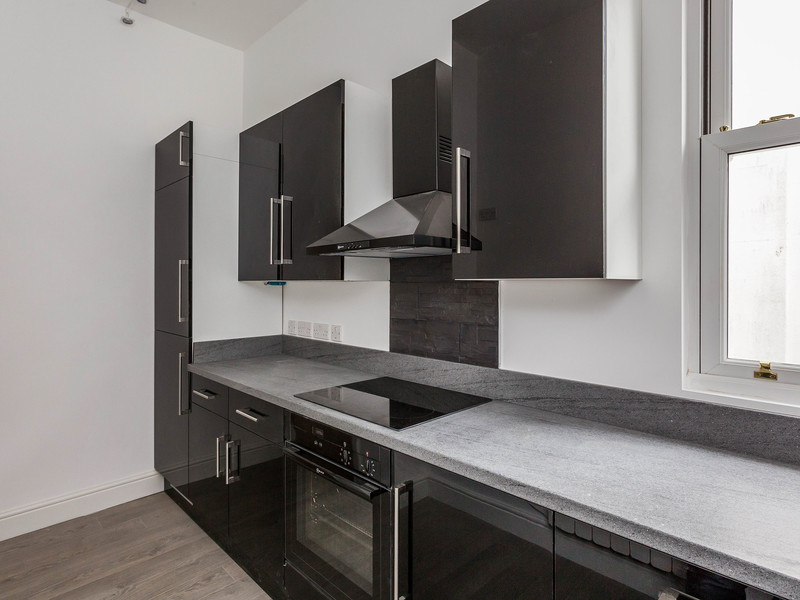 1 bed Apartment For Sale in Redhill, Surrey - 2