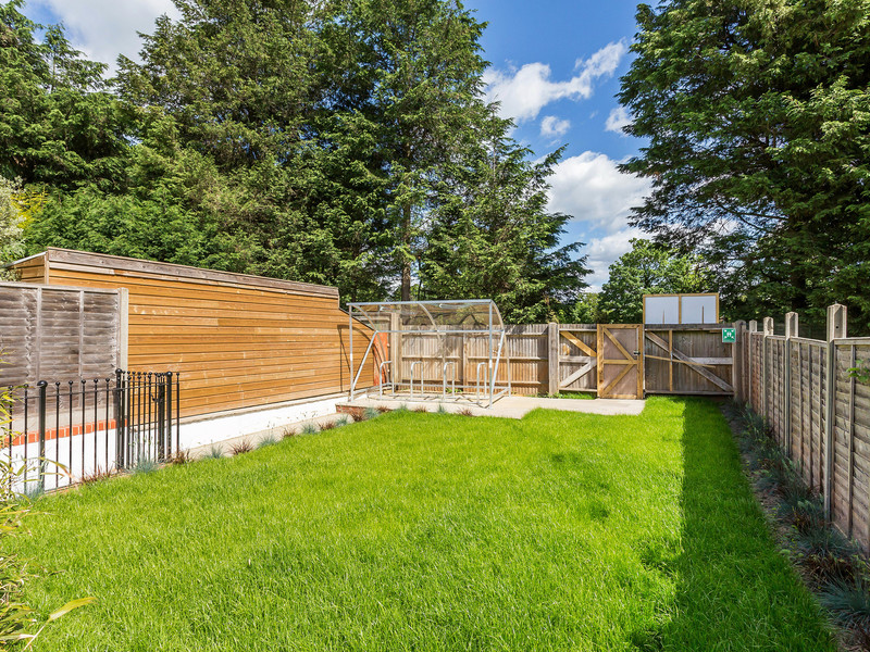 1 bed Apartment For Sale in Redhill, Surrey - 2