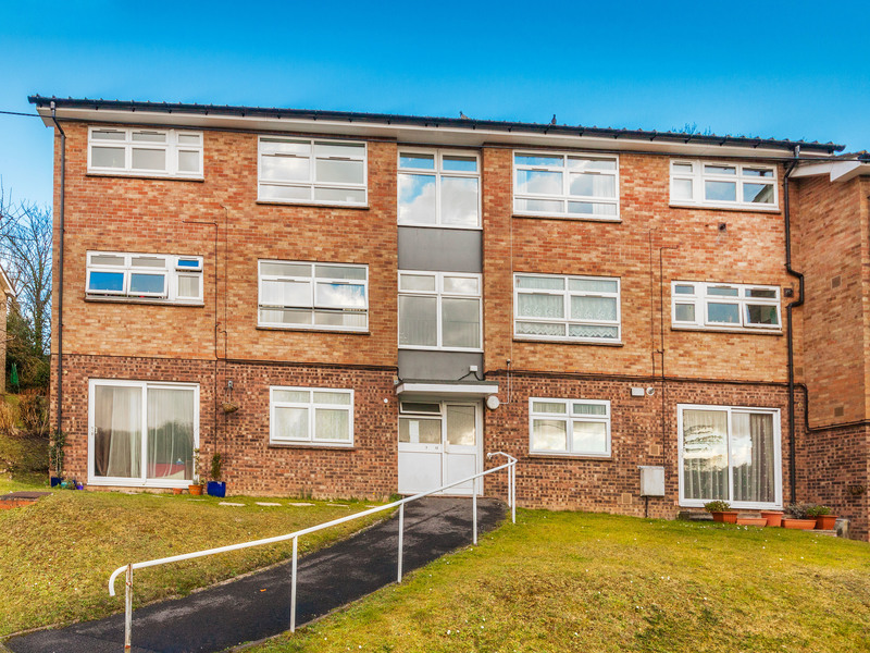 2 bed Apartment For Sale in Whyteleafe, Surrey