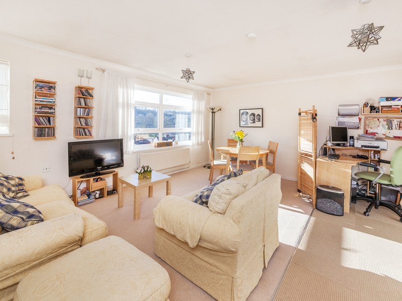 2 bed Apartment For Sale in Whyteleafe, Surrey - 2