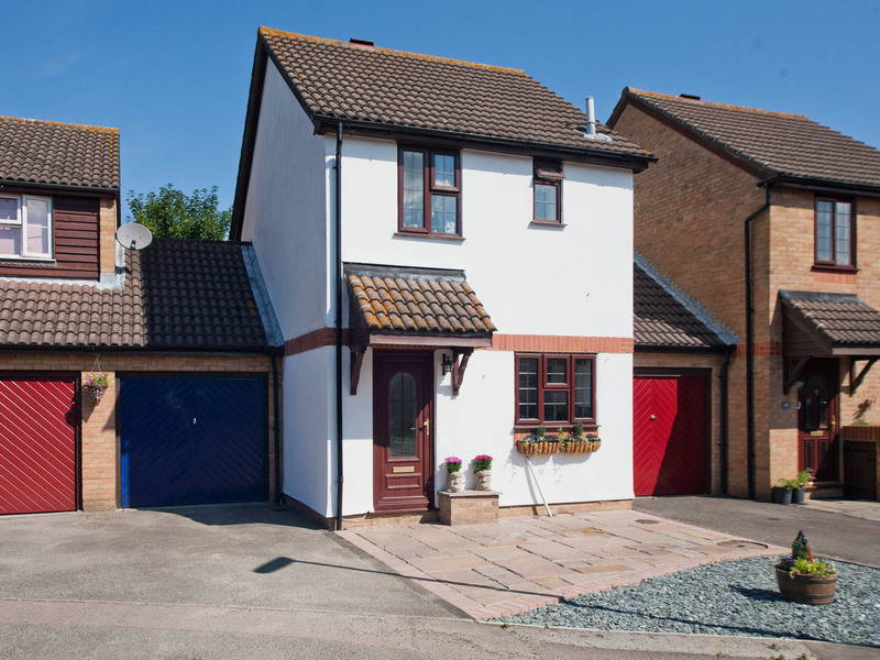2 Bed House Detached For Sale in Horley
