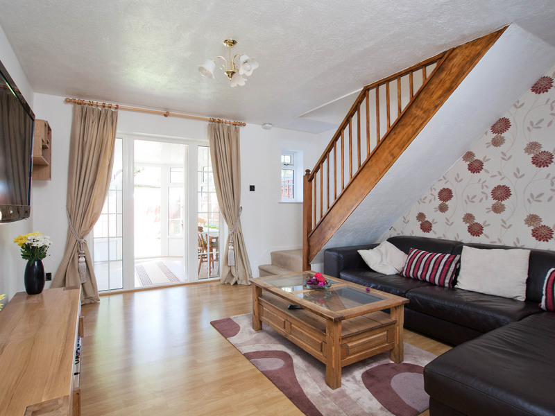 2 bed House - Detached For Sale in Horley, Surrey - 2