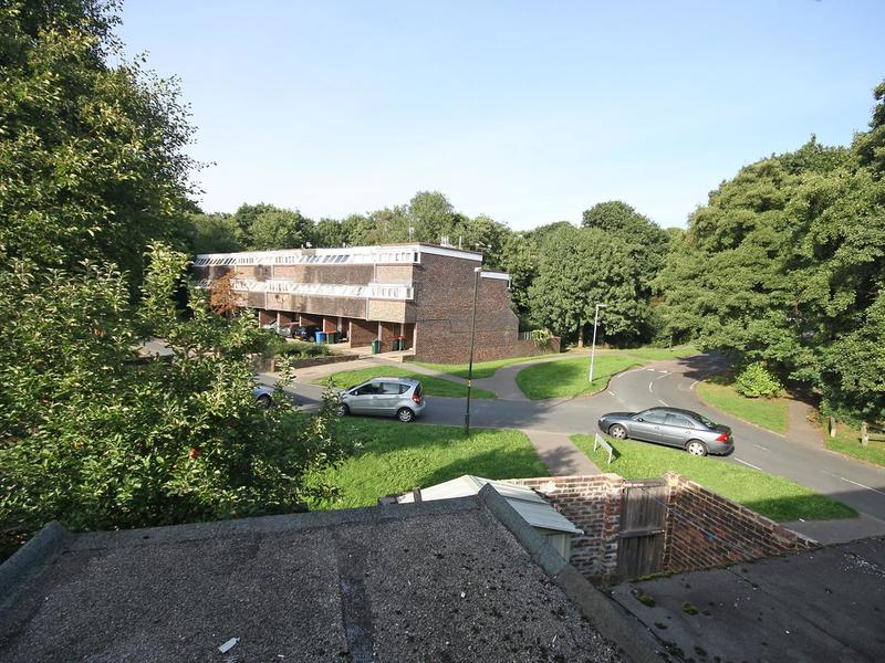 3 bed House - Terrace For Sale in Crawley, West Sussex - 2