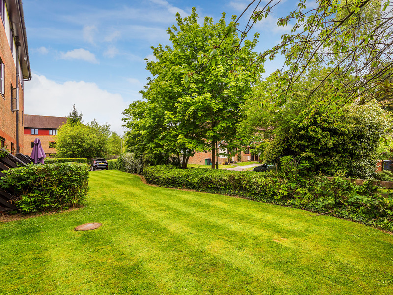 1 bed Apartment For Sale in Horley, Surrey - 2