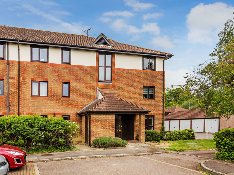 1 bed Apartment For Sale in Horley, Surrey
