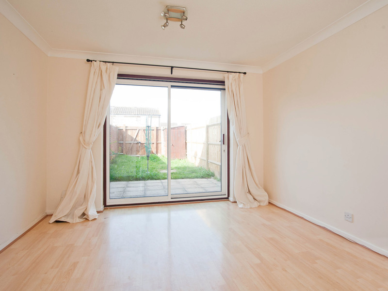 2 bed House - Terrace For Sale in Horley, Surrey - 2