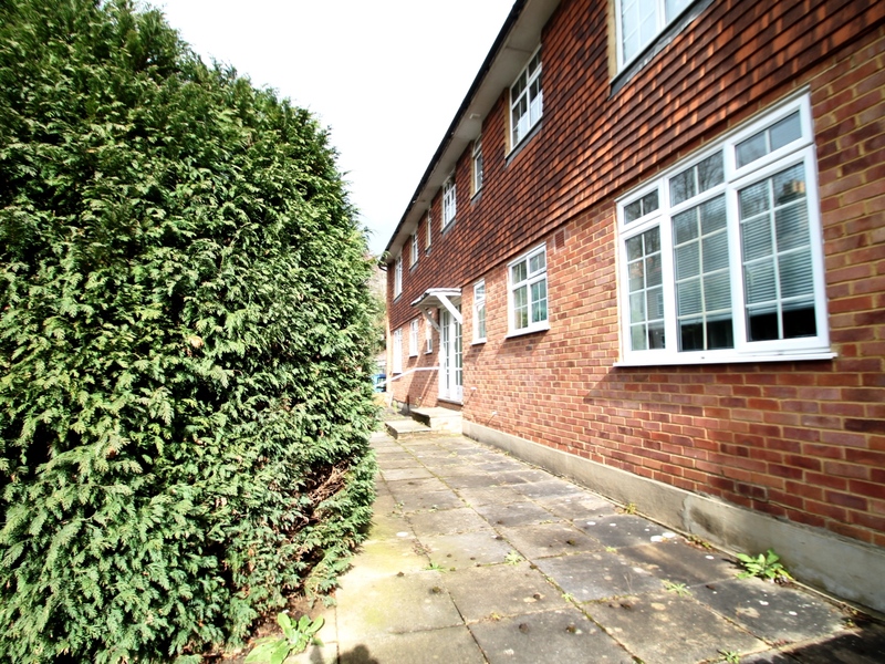 1 bed Apartment For Sale in Redhill, Surrey - 2