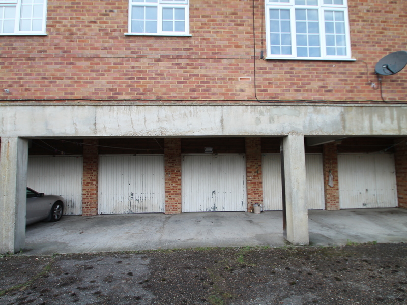 1 bed Apartment For Sale in Redhill, Surrey - 3