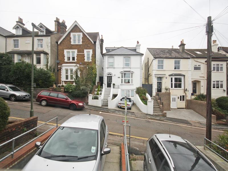 1 bed Apartment For Sale in Redhill, Surrey - 2