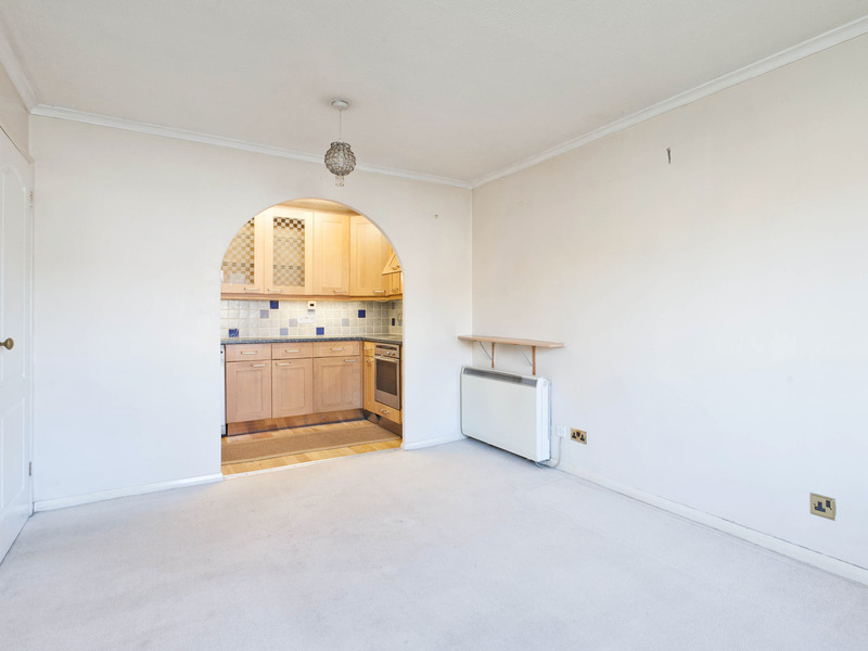 1 bed Apartment For Sale in Whyteleafe, Surrey - 3