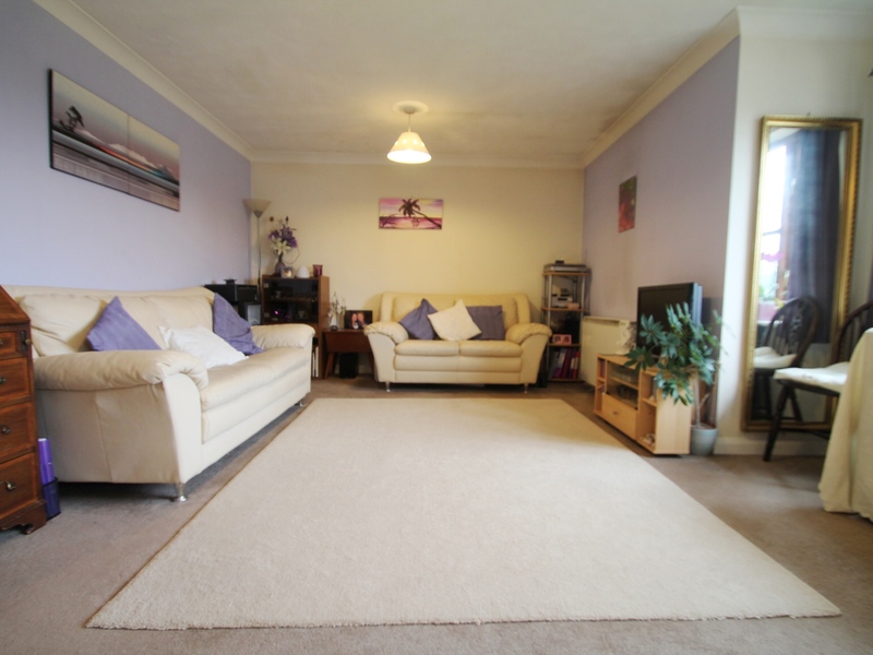 1 bed Apartment For Sale in Redhill, Surrey - 2