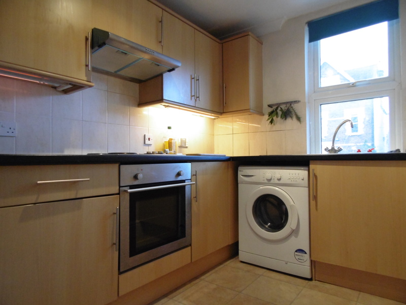 1 bed Apartment For Sale in Redhill, Surrey - 2