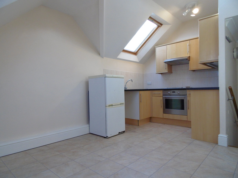 1 bed Apartment For Sale in Redhill, Surrey - 2