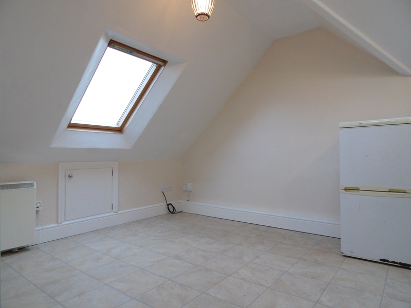 1 bed Apartment For Sale in Redhill, Surrey - 3