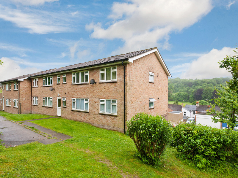 1 bed Apartment For Sale in Whyteleafe, Surrey - 2