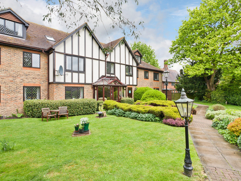 1 bed Apartment For Sale in Reigate, Surrey - 2