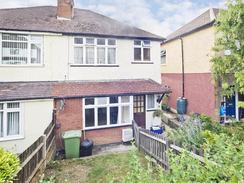 1 bed Apartment For Sale in Caterham, Surrey