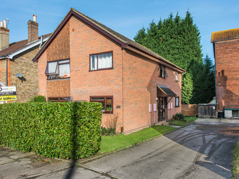 1 bed Apartment For Sale in Redhill, Surrey - 2