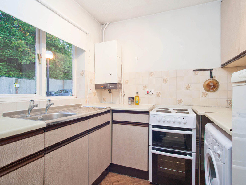 1 bed Apartment For Sale in Whyteleafe, Surrey - 2