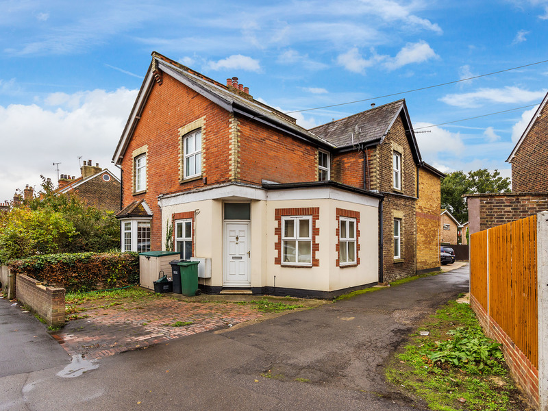 1 bed Apartment For Sale in Redhill, Surrey