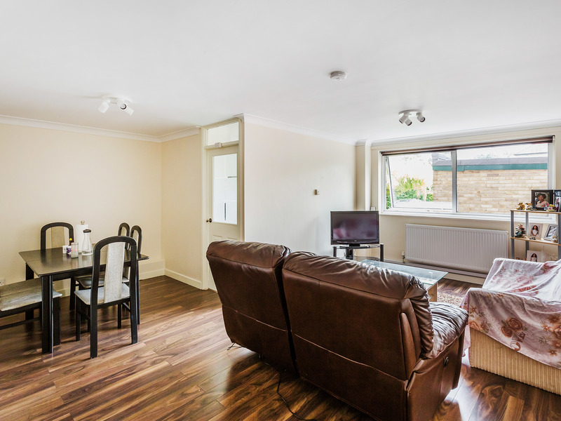 1 bed Apartment For Rent in South Croydon, Surrey - 3