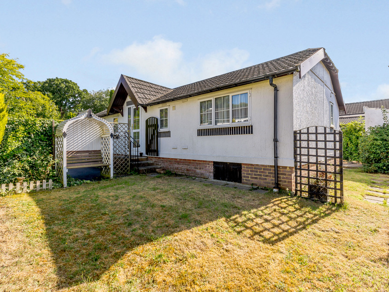 2 bed Park Home For Sale in Tadworth, Surrey - 3