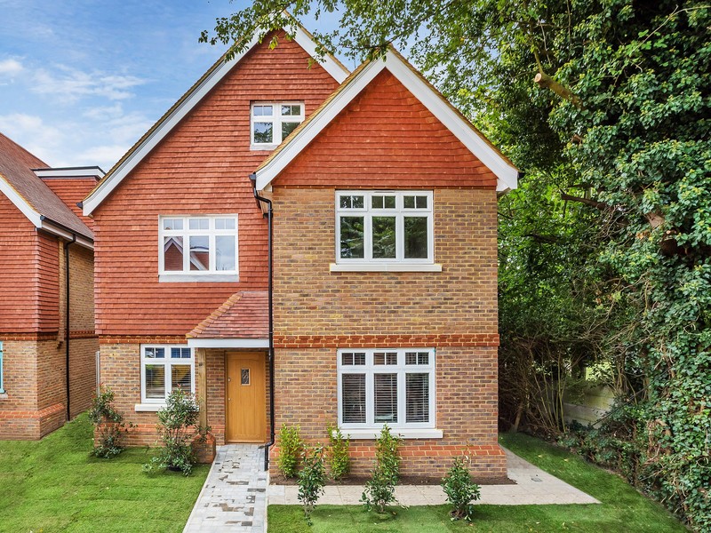 5 Bed House Detached For Sale in Horley